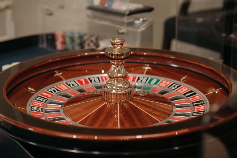 Paying for the Vibe: How Fancy Casino Themes Are Quietly Hiking Your House Edge