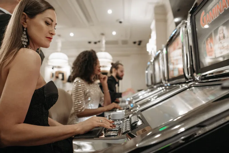 Free Drinks, Hidden Costs: How Casino Hospitality Is Quietly Draining Your Bankroll